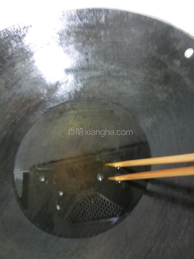 锅里下适量油烧热用筷子放油里试一下油温～