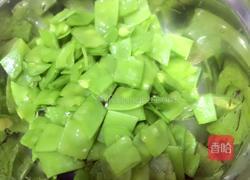 鹅黄嫩绿-荷兰豆炒玉米粒的做法图解1