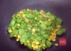 鹅黄嫩绿-荷兰豆炒玉米粒的做法图解5
