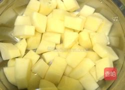 排骨烧土豆的做法图解1