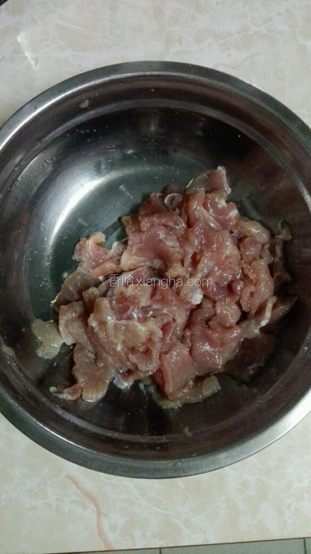 瘦肉洗好切片，用盐腌一下