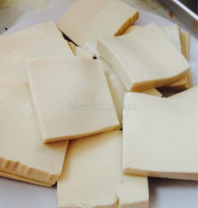 嫩豆腐对半切开