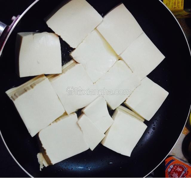 锅里放油烧热，再放嫩豆腐