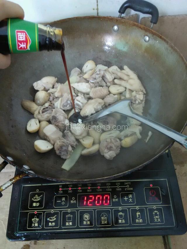 差不多熟的时候放盐和耗油调味，翻炒两下就可以出盘了。