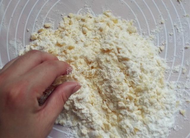 快速用手揉搓，不要让手的温度融化黄油。