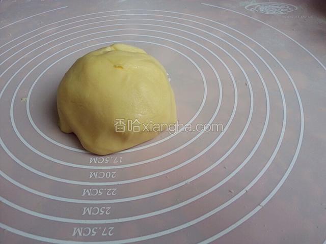 推压全部混合物后，再集中起来，重复三次混合成团。