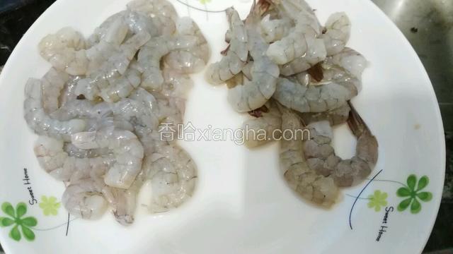 先把虾处理  把头去掉  壳去掉  去虾线  留尾巴