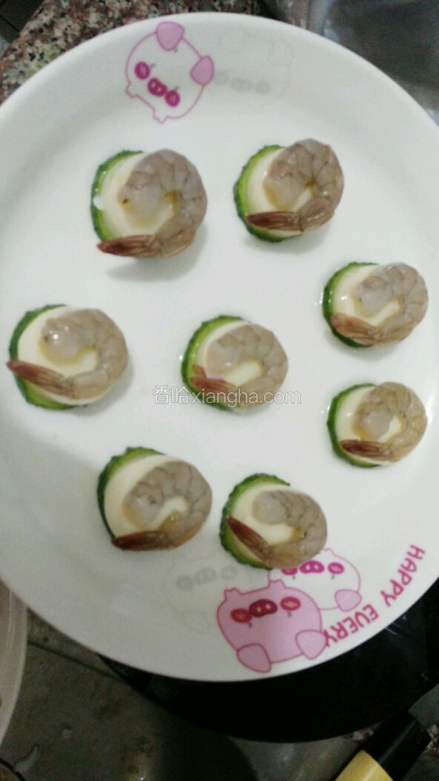 再把虾仁放上面  如图