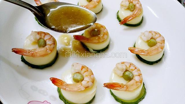 把蒸出来的水加盐  酱油  淀粉做酱汁  淋上玉子虾仁