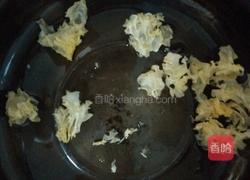 银耳莲子羹的做法图解2