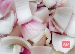 洋葱炒大肠的做法图解2