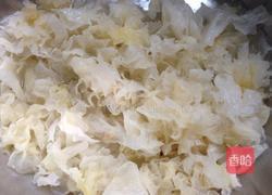 银耳莲子羹的做法图解1