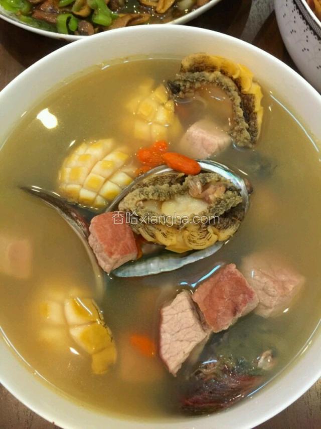 鲜鲍鱼瘦肉汤。 