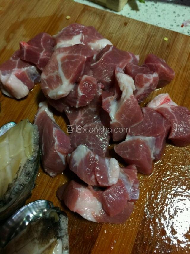 梅花肉切块。 