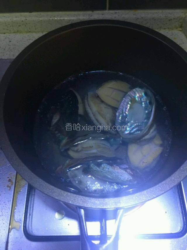 鲍鱼瘦肉焯水。 