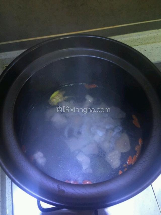 鲍鱼、瘦肉、枸杞、姜、放入砂锅中。 