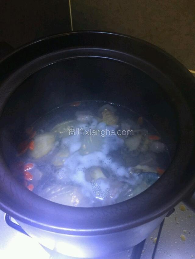 加入适量清水，清除浮沫。 