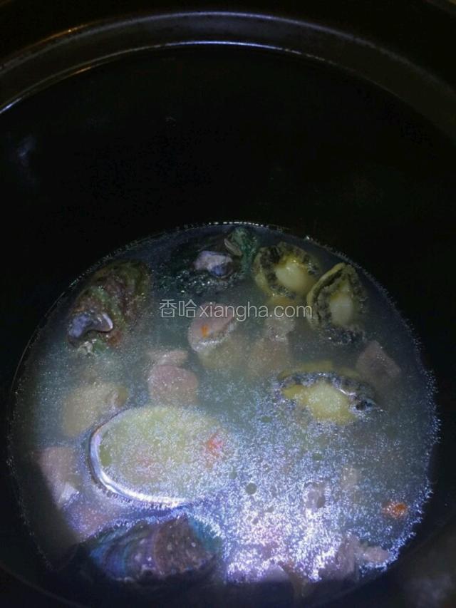 大火烧开，转小火炖两小时，食用前加盐调味即可 