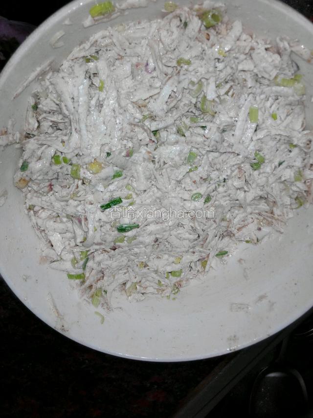 加大蒜，芹菜，八角粉，搅拌均匀