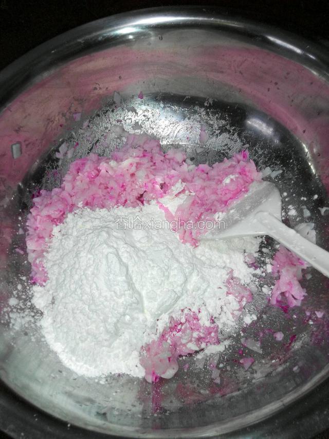 粿条放一个盆子，加央米生粉，一起柔捏。