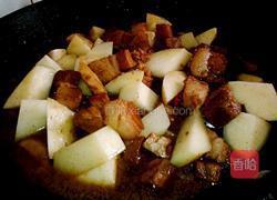 红烧肉炖土豆的做法图解7