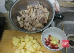土豆烧鸭的做法图解1