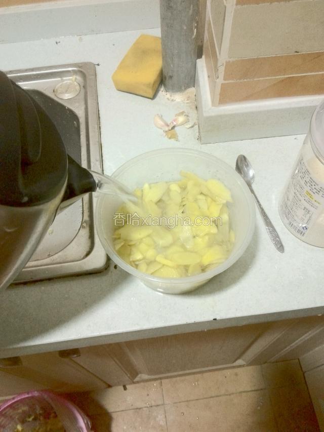 焯好后，捞出来然后用开水冲洗一边，还是为了洗掉辣味。注意！！！一定要去开水，烧开过的水，从这一步开始，拒绝生水，防止污染。