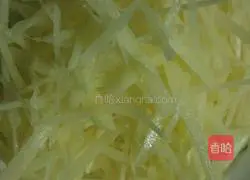 Illustration of how to make potato and egg pancakes 1