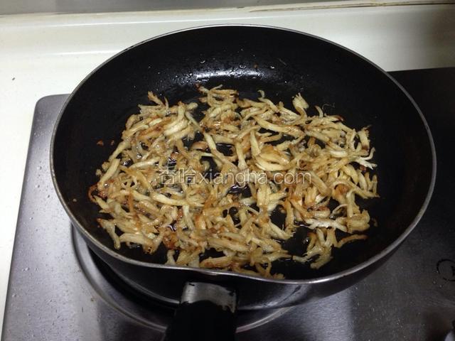 待鸡肉炒酥后，放入一调羹孜然粉翻炒均匀，盛出备用