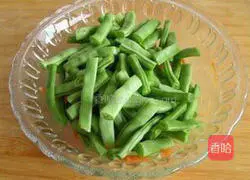 Illustration of making braised beans and noodles 3