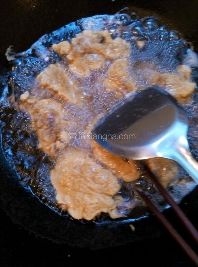 炸黄一边，翻另一边