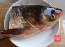 剁椒鱼头的做法图解1