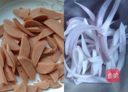 洋葱炒香肠的做法图解1