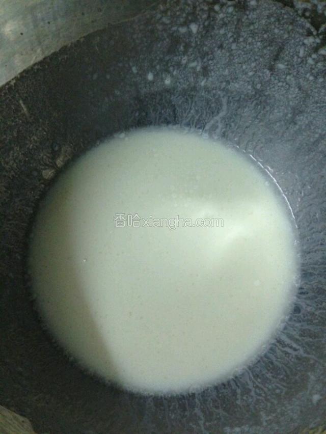 牛奶、玉米油完全混合。 