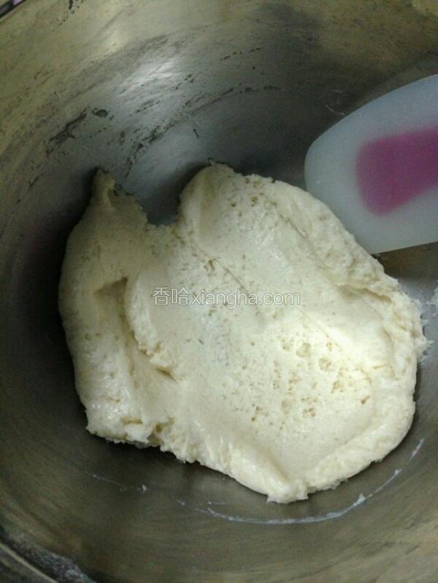 低筋面粉过筛加入混合好的步骤１中，搅拌均匀。 