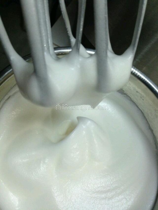 蛋白加柠檬汁，白糖分3次加入打发，提起打蛋器有个小尖角。 
