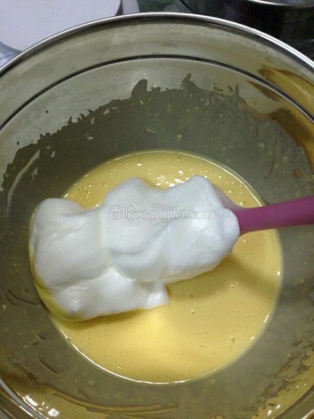 预热烤箱130度。取1/3蛋白与蛋黄搅拌均匀，再加入1/3搅拌，最后把全部蛋白加入完全搅拌均匀。 