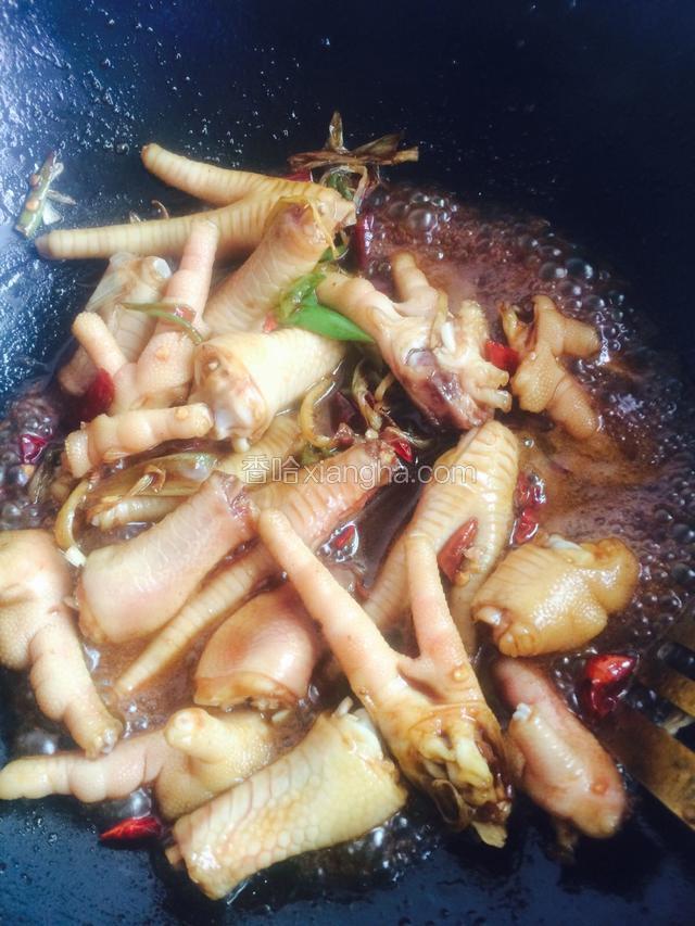 放入糖料酒酱油 炒至上色
