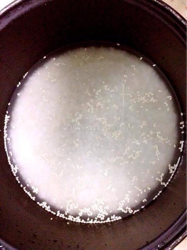 蒸上米饭，水多一点，要粘粘的。我撒了点白芝麻在里面。