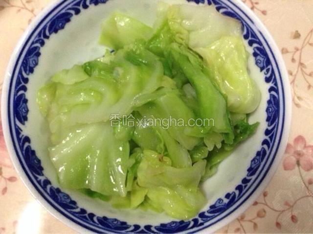 包菜撕开，先焯一下，使颜色鲜艳，然后清炒。挑几片颜色好的待用。