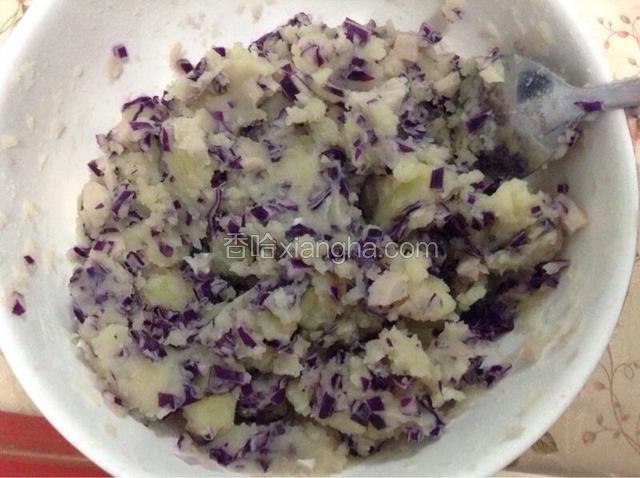土豆碾成泥，放入紫甘蓝丁和香肠丁，放入适量盐。