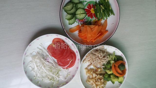 准备好材料:韭菜花，青瓜，红萝卜，西红柿，豆芽，肉饼，油豆腐，西兰花