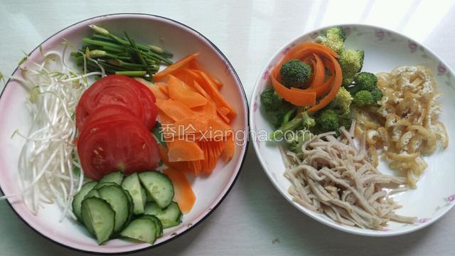 青瓜，和红萝卜切薄片，西红柿、肉饼和油豆腐切丝，西兰花切小朵，韭菜花切段