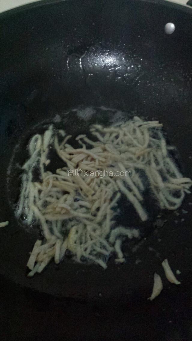 肉饼，油豆腐，韭菜花，西红柿依次放入油锅里下盐翻炒至熟
