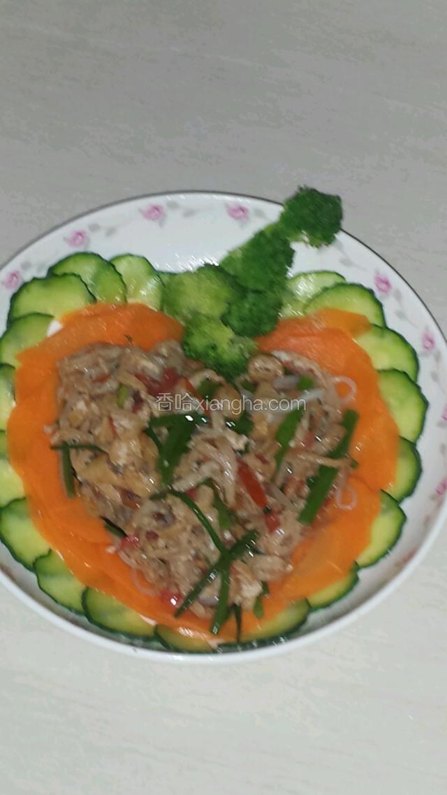 炒好后，用筷子夹在摆好的盘子里，美美的就完成啦