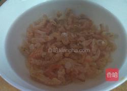 干虾仁炒木耳圆白菜的做法图解1