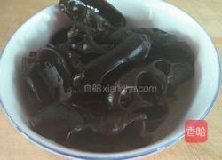 干虾仁炒木耳圆白菜的做法图解2