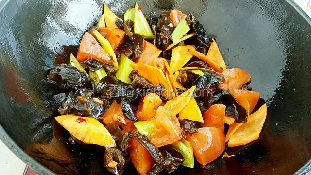 锅中放适量油，倒进豆瓣酱炒出红油，放进姜片，木耳，西红柿，青椒胡萝卜翻炒均匀，花花绿绿的好漂亮！