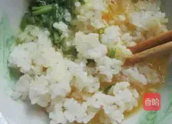 Illustration of how to make egg rice crispy cakes 3