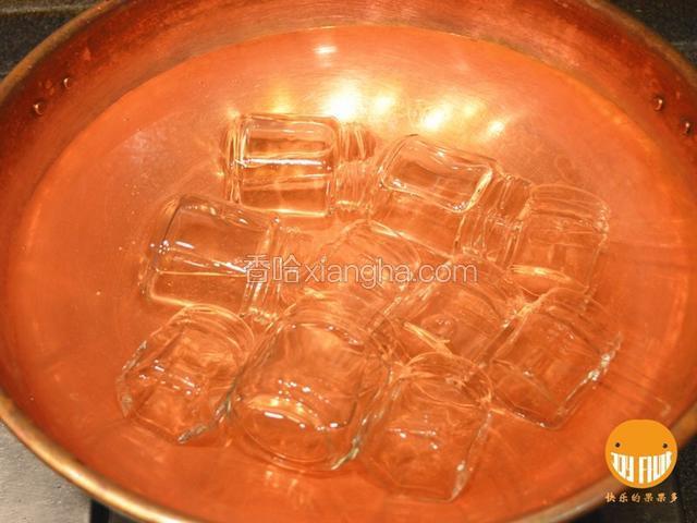 将果酱瓶洗净，放入锅中，加水摸过瓶子，煮沸10分钟，关火后将瓶盖放入锅中，继续消毒10分钟；